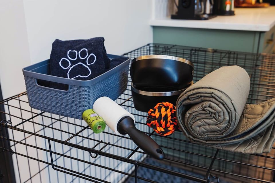 🐾 We love welcoming your four-legged family members! 🐶💛 From towels for muddy paws to a lint roller, poo bags, bowls, a toy, and a blanket for the furniture — we’ve thought of the little things. Need a kennel? You’ll find one tucked under the upstairs p