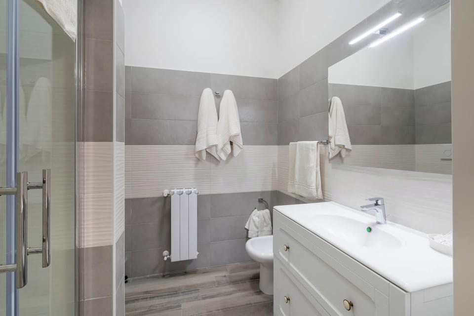 Superior Triple Room | Bathroom | Shower, free toiletries, hair dryer, bathrobes