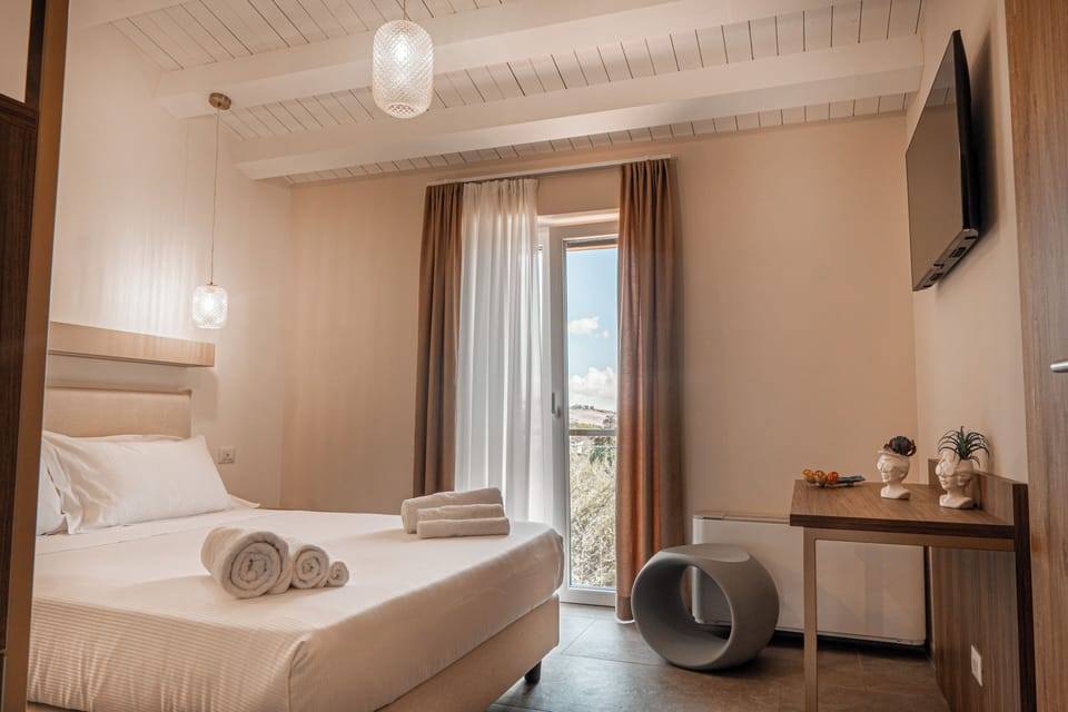 Comfort Room | Egyptian cotton sheets, premium bedding, down comforters, minibar