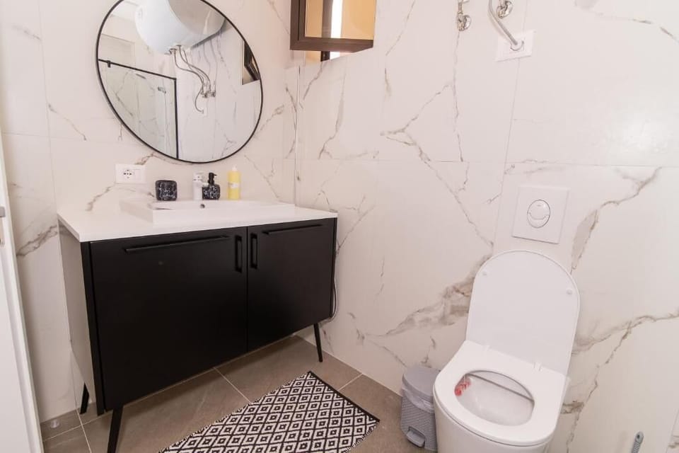 Basic Room | Bathroom | Shower, hair dryer, towels, soap