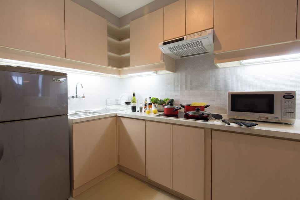 Fridge, coffee/tea maker