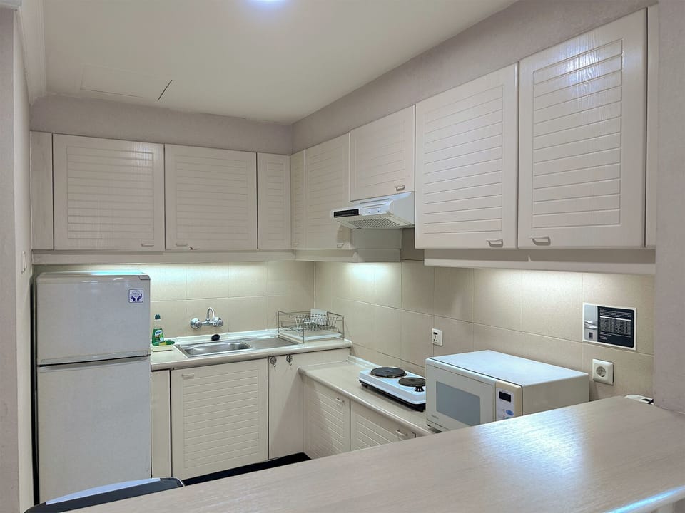 Fridge, coffee/tea maker