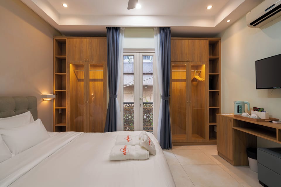 Balcony King Room | Individually decorated, individually furnished, soundproofing, free WiFi