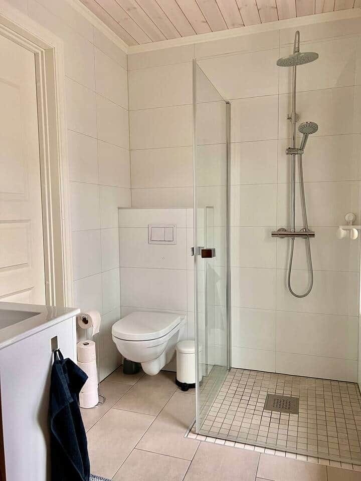 Badezimmer mit Dusche
