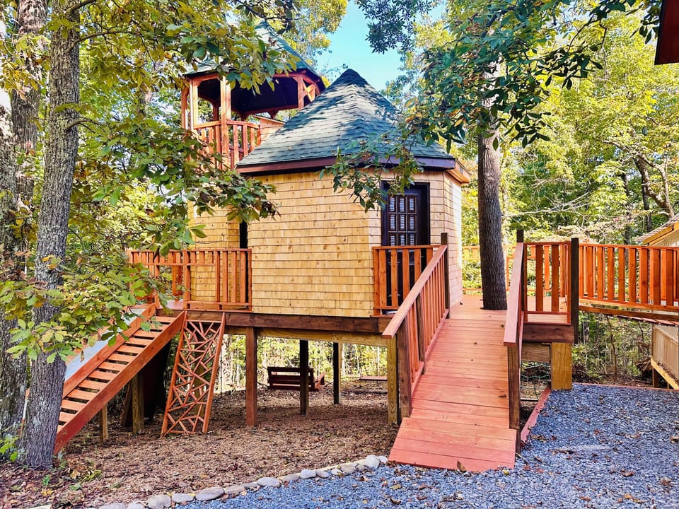 Charming Treehouse Retreat: A cozy, fully livable treehouse.
