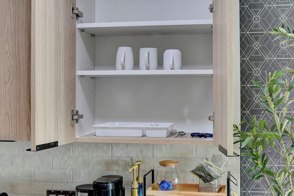 Deluxe Studio, City View | Private kitchen | Full-size fridge, microwave, stovetop, coffee/tea maker