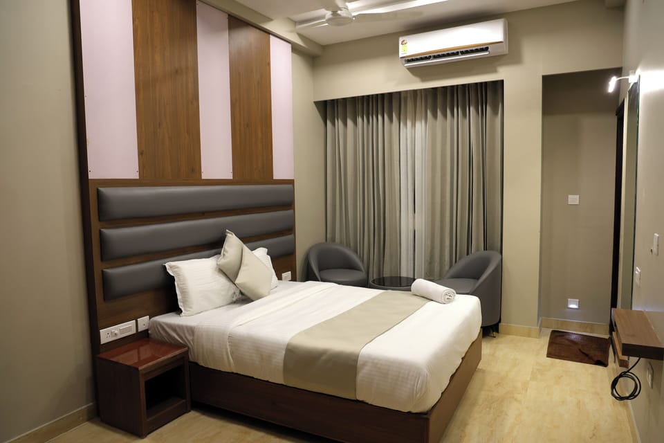Deluxe Double Room | Desk, laptop workspace, iron/ironing board, free WiFi