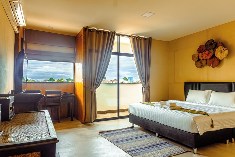 Deluxe Room | Desk, free WiFi