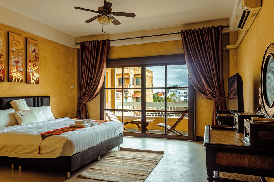Deluxe Room | Desk, free WiFi