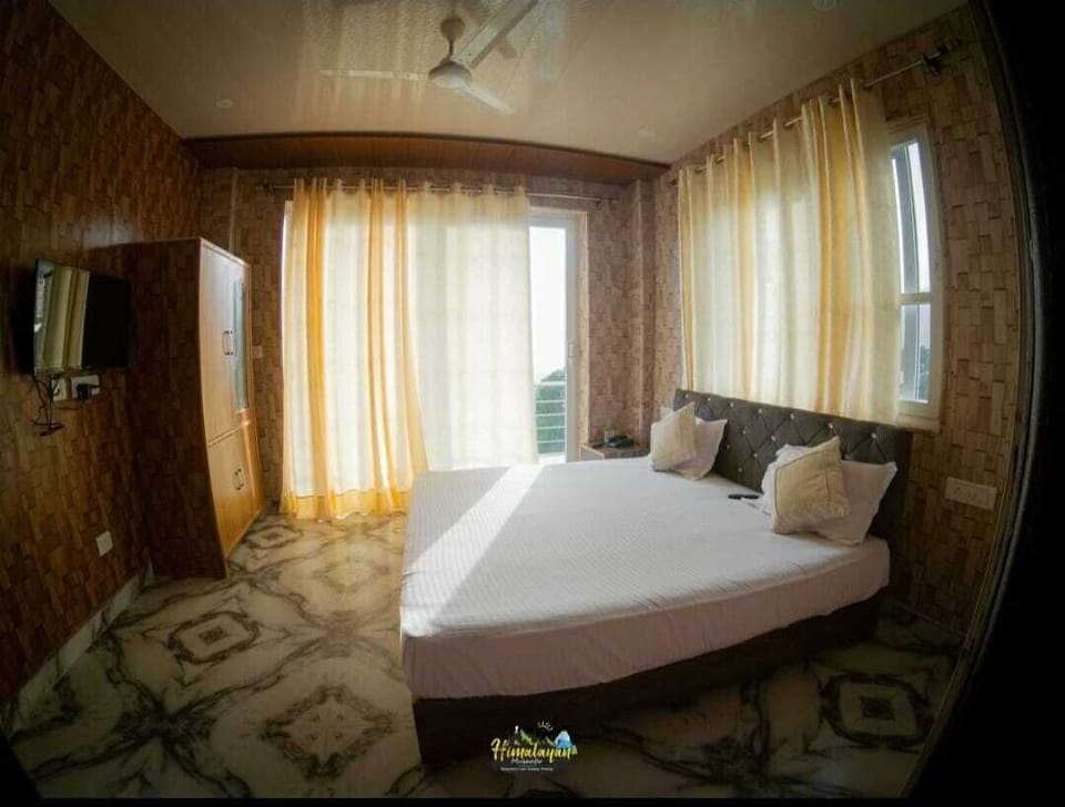 Room, Balcony, Lake View | Street view