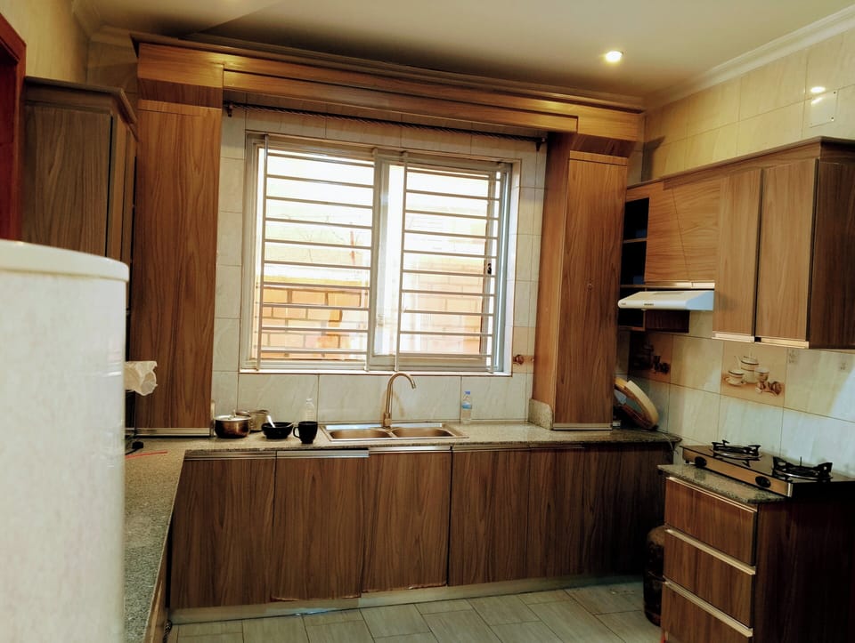 Full-size fridge, microwave, oven, stovetop