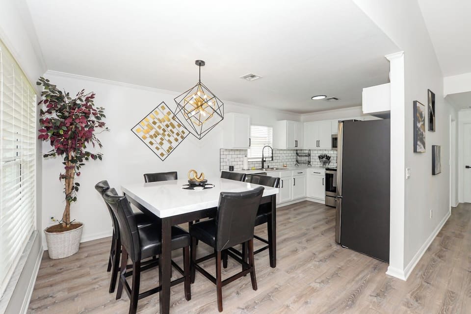 Elegant 6-seater dining table, perfect for family meals or entertaining guests.