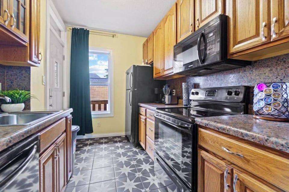 Fully equipped kitchen with modern appliances, perfect for preparing meals and enjoying culinary creations.