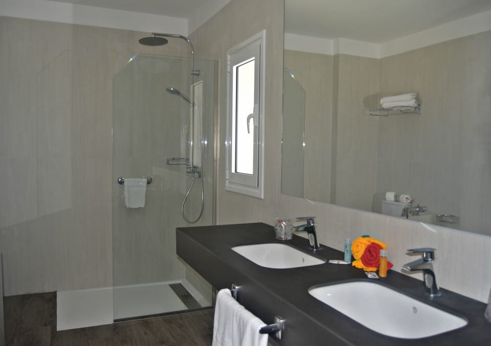 Superior Room, Pool View | Bathroom | Free toiletries, hair dryer, towels, soap