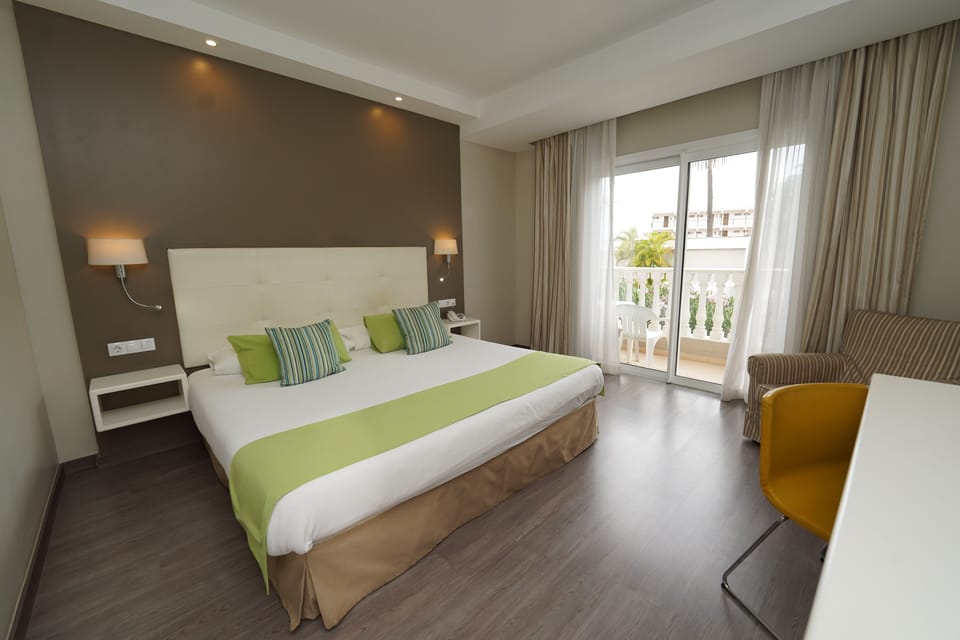 Superior Room, Pool View | 1 bedroom, in-room safe, WiFi (free), bed sheets