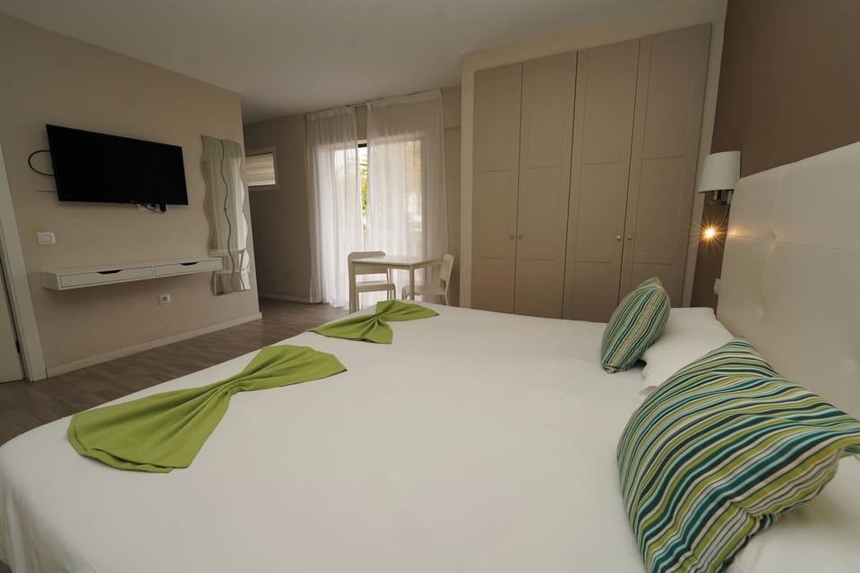 Studio, Kitchen | 1 bedroom, in-room safe, WiFi (free), bed sheets