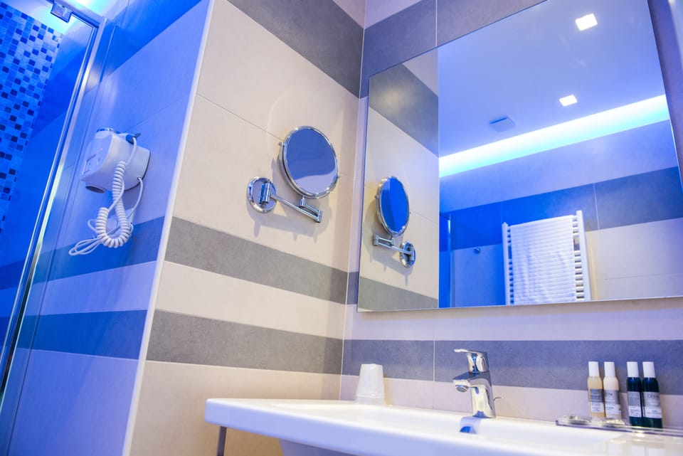 Superior Quadruple Room | Bathroom | Shower, hydromassage showerhead, free toiletries, hair dryer