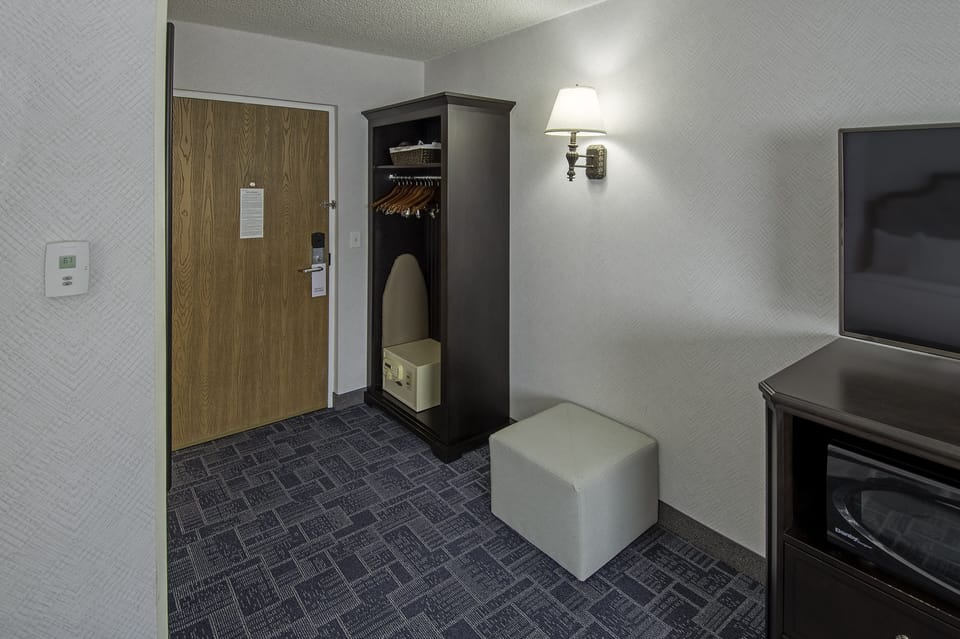 Standard Double Room, Non Smoking | Premium bedding, in-room safe, desk, blackout drapes