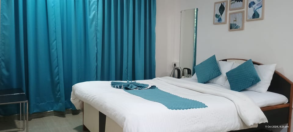 Deluxe Double Room, Mountain View | Blackout drapes, free WiFi