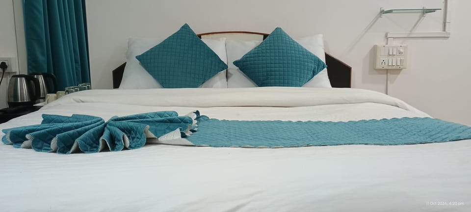 Deluxe Double Room, Mountain View | Blackout drapes, free WiFi