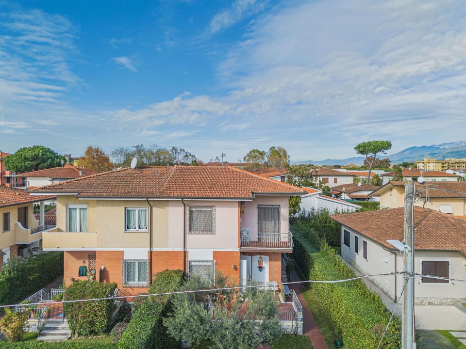 Residential Area, House, Neighbourhood, Home, Roof, Human Settlement, Urban Design, Suburb, Apartment, Balcony