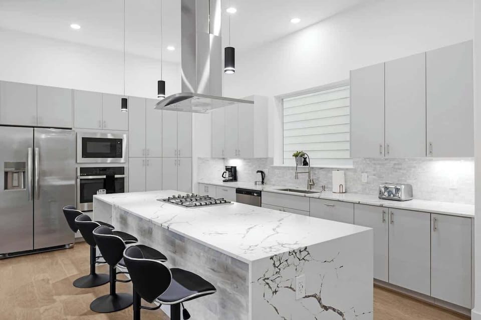 Spacious & easy to move around, this open layout keeps everything feeling light and uncluttered.