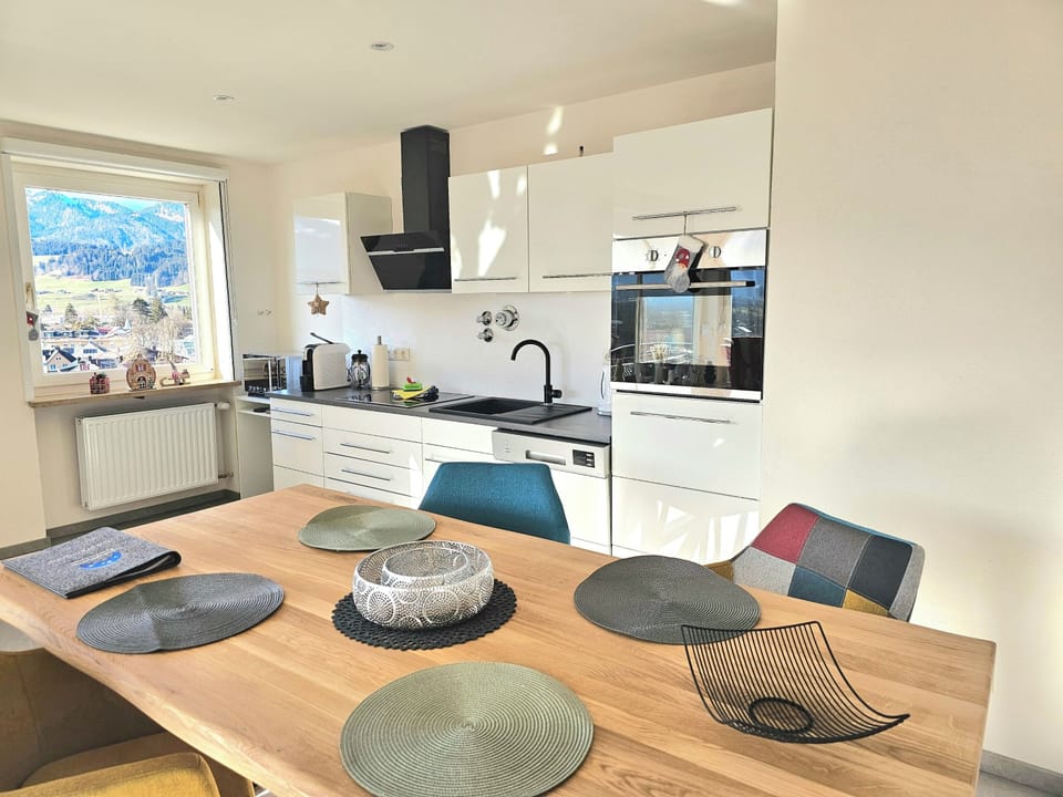 Deluxe Condo, Mountain View | In-room dining