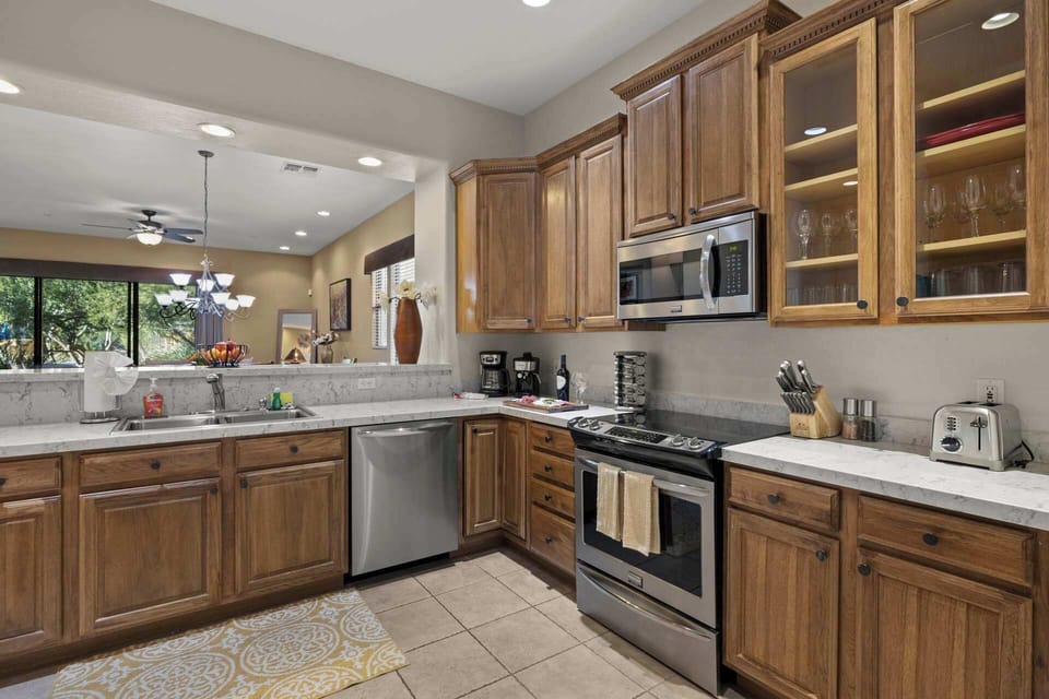 Fully equipped kitchen with a view into the dining and living room area