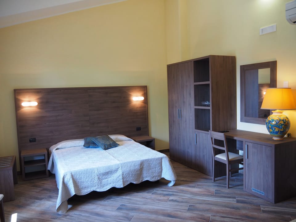 Deluxe Double Room | Hypo-allergenic bedding, down comforters, in-room safe, desk
