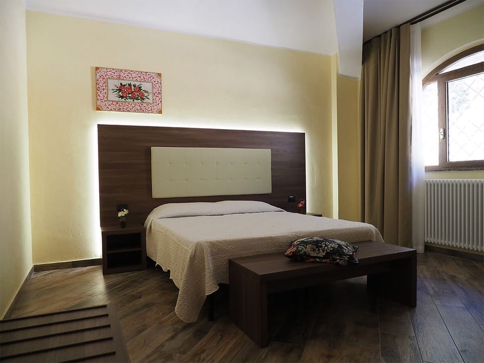 Double Room | Hypo-allergenic bedding, down comforters, in-room safe, desk