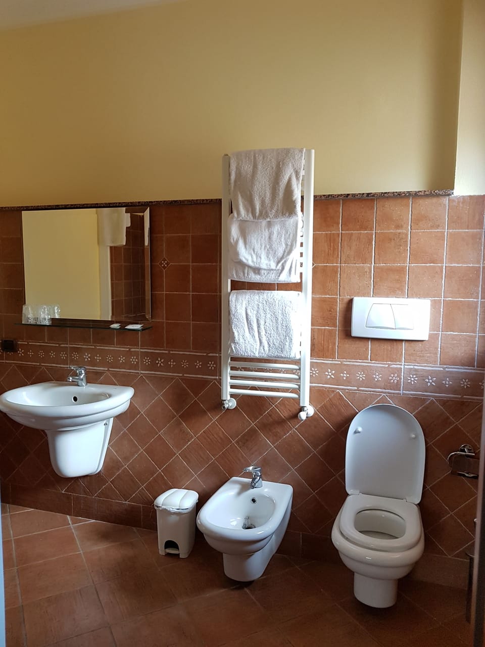 Triple Room | Bathroom | Shower, rainfall showerhead, free toiletries, hair dryer
