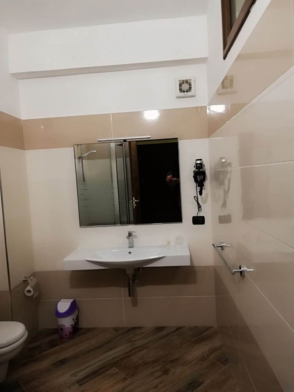 Deluxe Double Room | Bathroom | Shower, rainfall showerhead, free toiletries, hair dryer