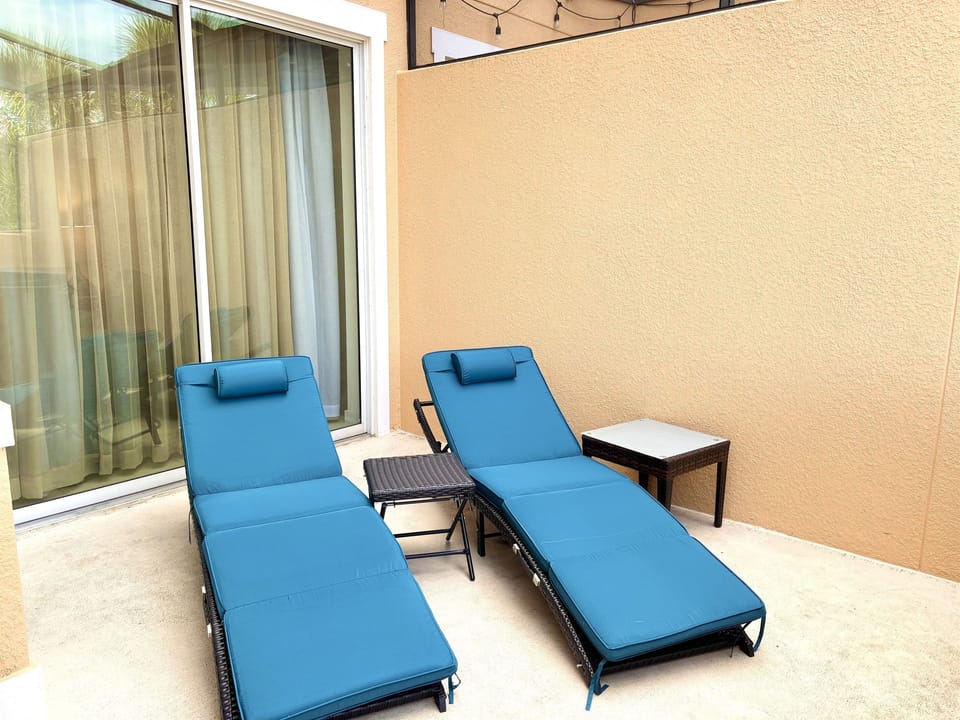Lanai loungers