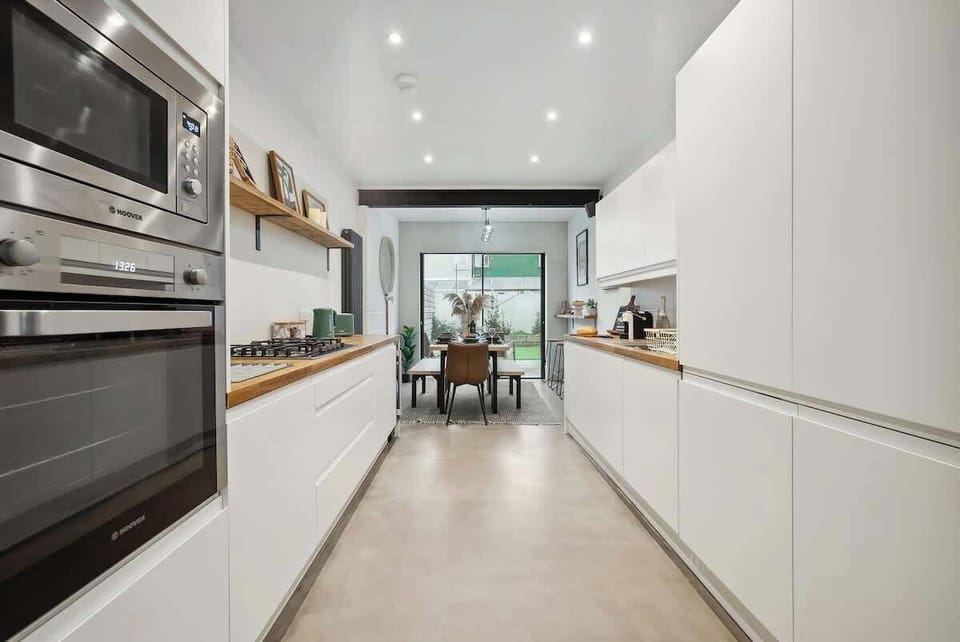 A fully equipped kitchen at Blue Puffin Stays Short Lets & Serviced Accommodation, perfect for preparing your favourite meals.
