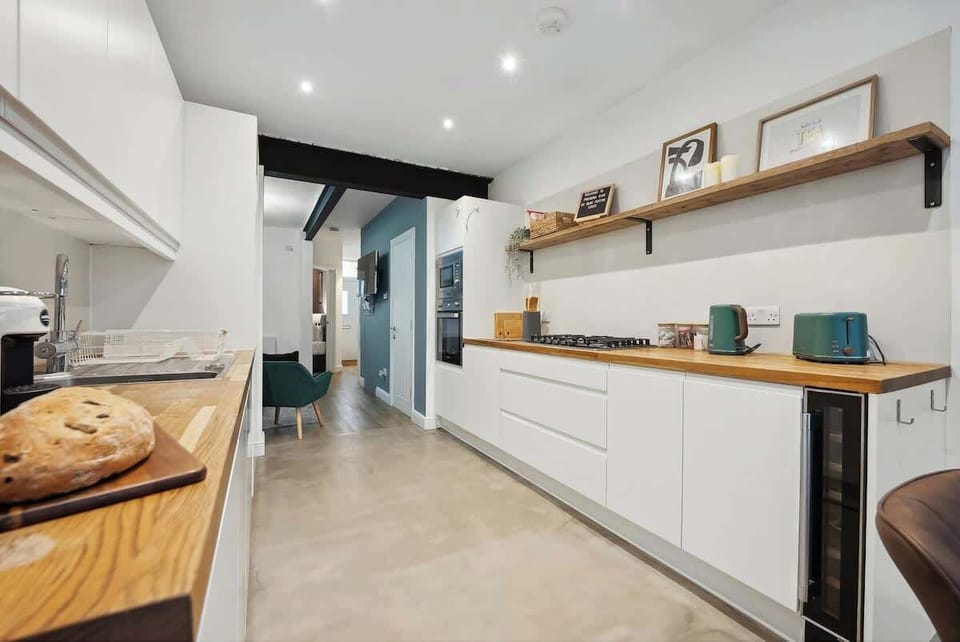 A fully equipped kitchen at Blue Puffin Stays Short Lets & Serviced Accommodation, perfect for preparing your favourite meals.

