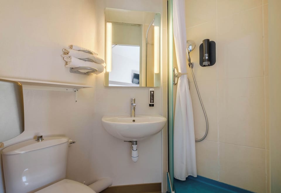 Shower, towels