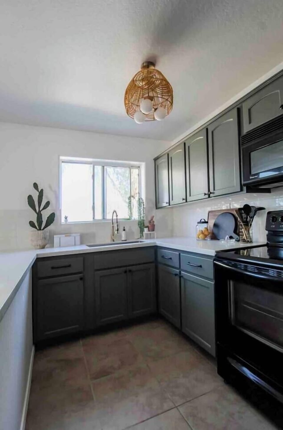Fully equipped kitchen in the guest house, perfect for preparing meals during your stay.