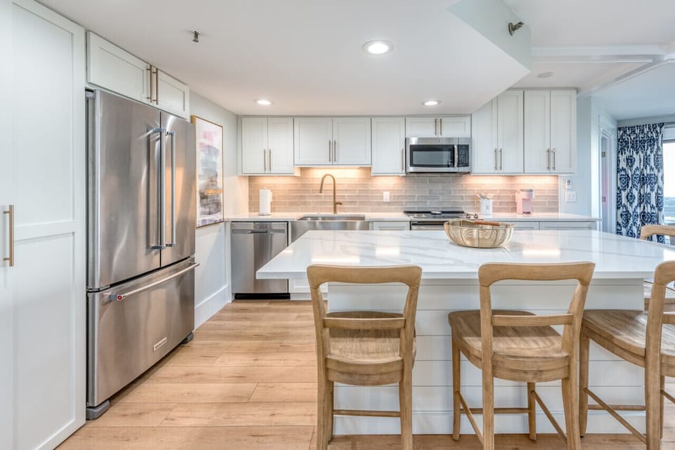 Kitchen and Island with Seating for 4