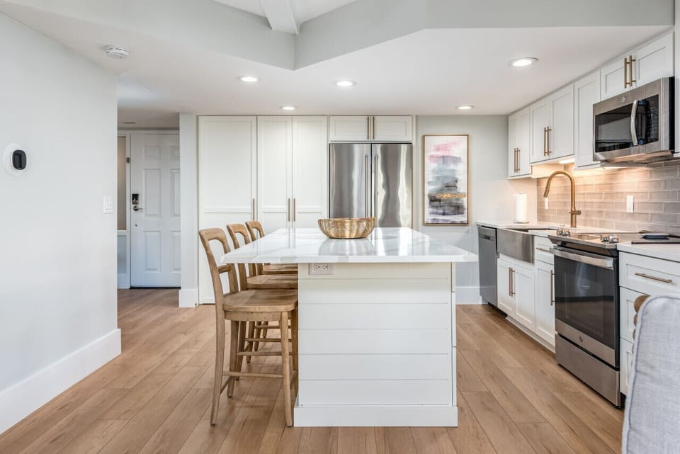 Kitchen and Island with Seating for 4