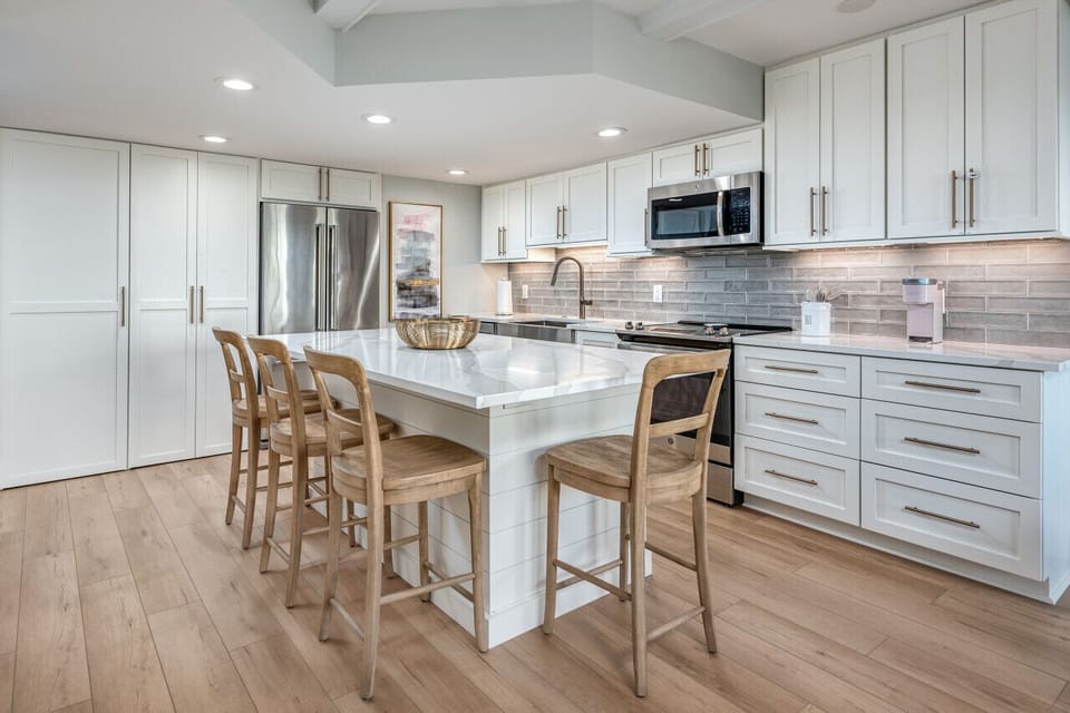 Kitchen and Island with Seating for 4