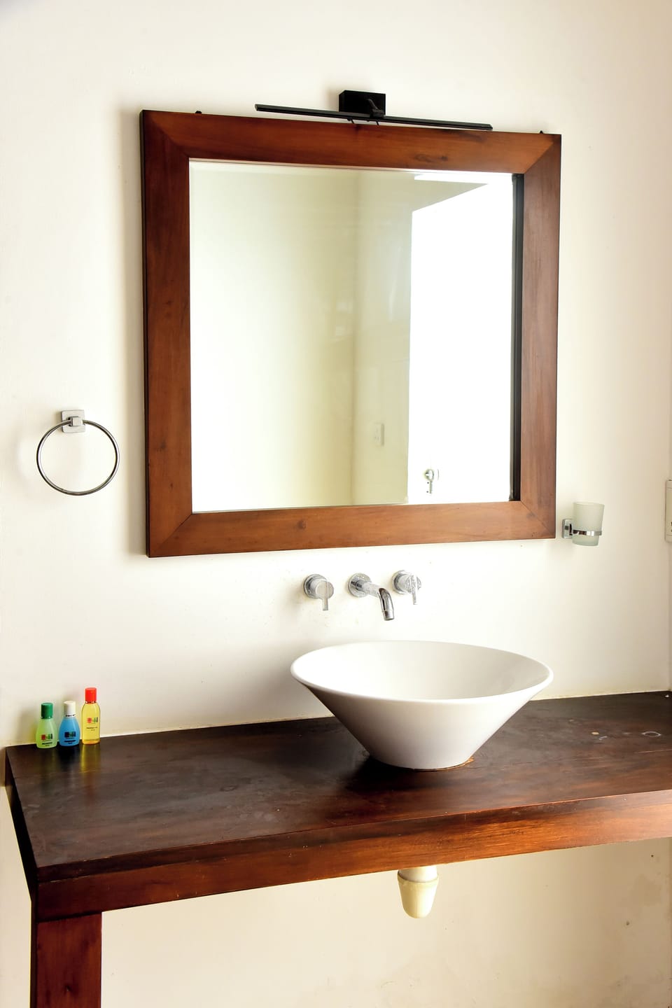 Shower, rainfall showerhead, free toiletries, bathrobes