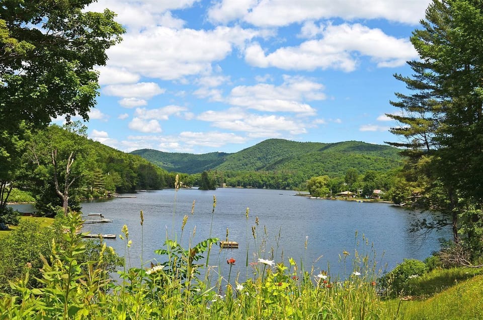 Echo lake has kayaks/canoe/paddleboat rentals - less than 10 minutes away
