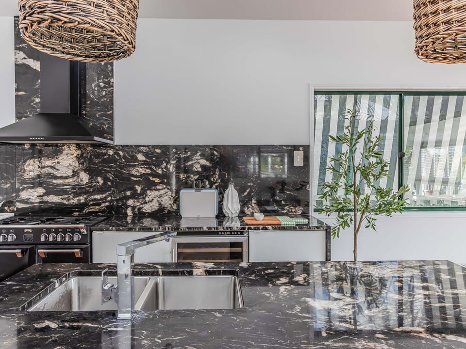 Deluxe House, Mountain View | Private kitchen | Electric kettle, toaster