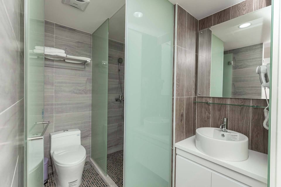Classic Double Room, Non Smoking, Partial Ocean View | Bathroom | Hair dryer, towels, shampoo, toilet paper