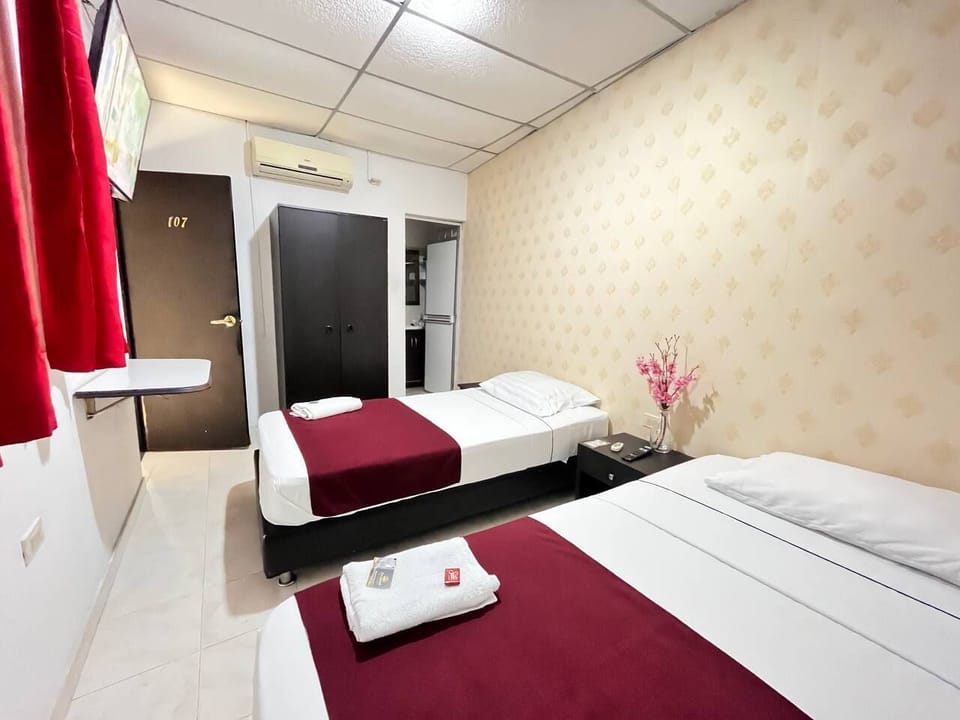 Standard Twin Room | Desk, laptop workspace, soundproofing, iron/ironing board