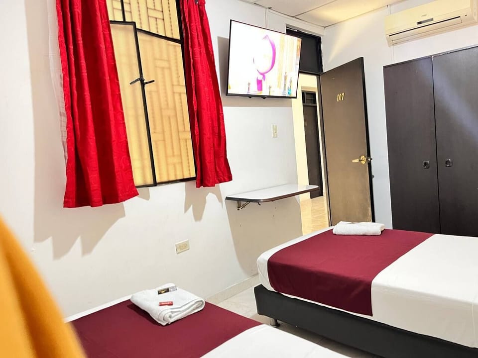 Standard Twin Room | Desk, laptop workspace, soundproofing, iron/ironing board