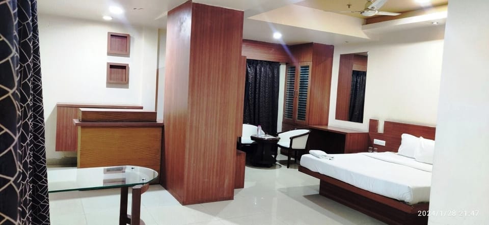 Superior Suite | Desk
