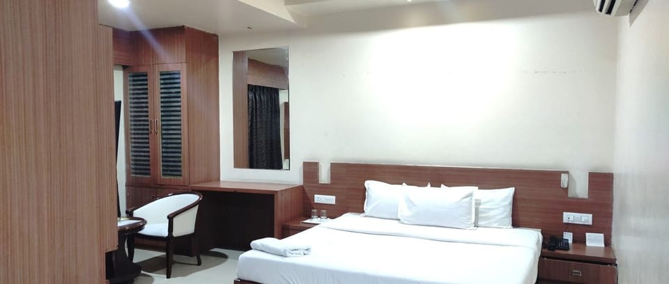 Superior Suite | Desk