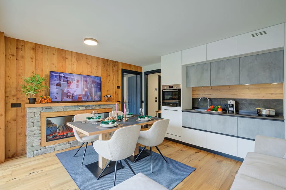 Family Apartment, 2 Bedrooms, 2 Bathrooms, Mountainside (Edelweiss) | Private kitchen