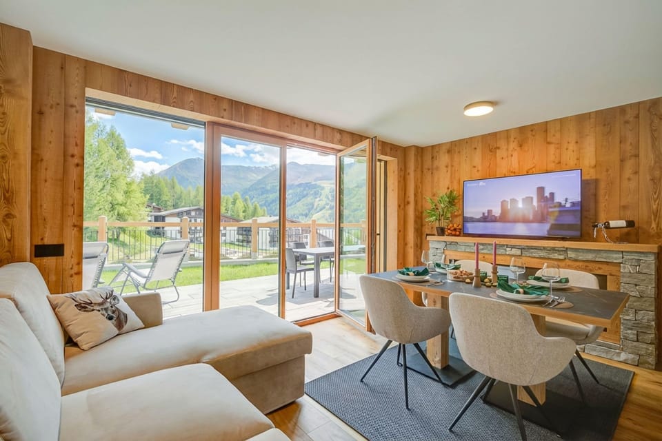 Family Apartment, 2 Bedrooms, 2 Bathrooms, Mountainside (Edelweiss) | Living area